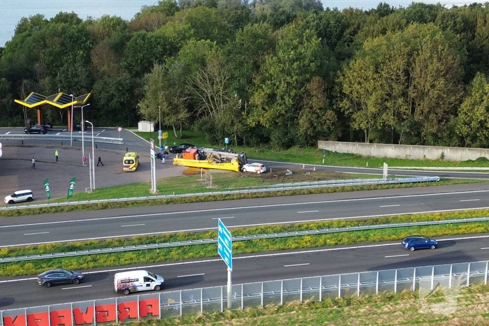 Vrachtwagen belandt op zijkant