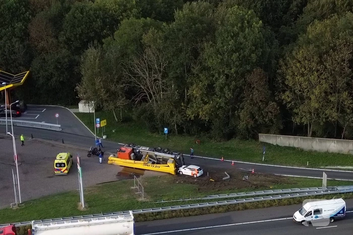 Vrachtwagen belandt op zijkant