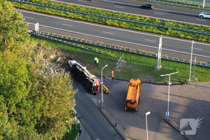 Vrachtwagen belandt op zijkant