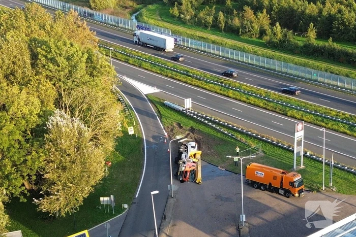 Vrachtwagen belandt op zijkant
