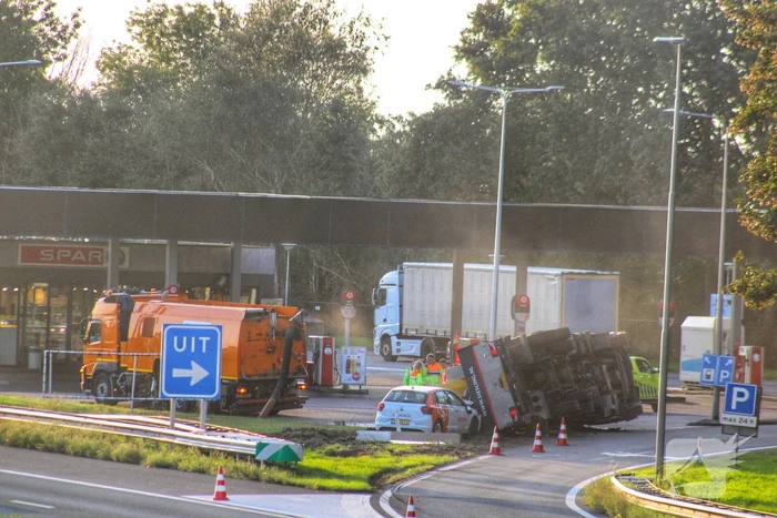 Vrachtwagen belandt op zijkant