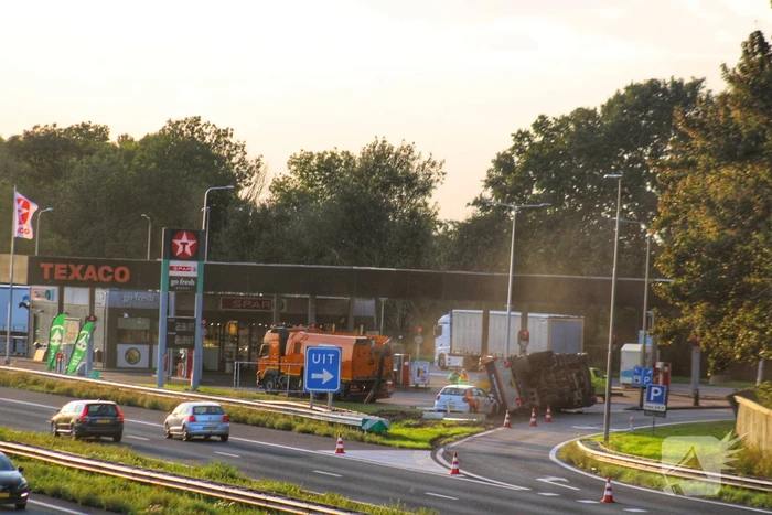 Vrachtwagen belandt op zijkant