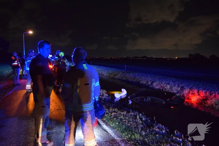 Voertuig raakt van weg en belandt in water