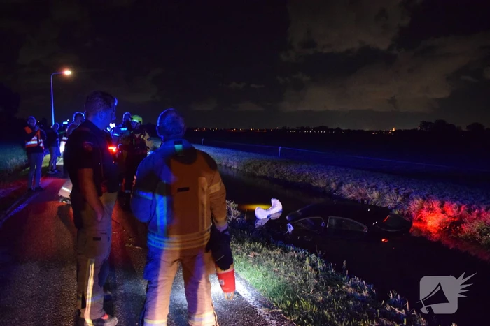 Voertuig raakt van weg en belandt in water