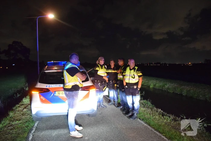 Voertuig raakt van weg en belandt in water