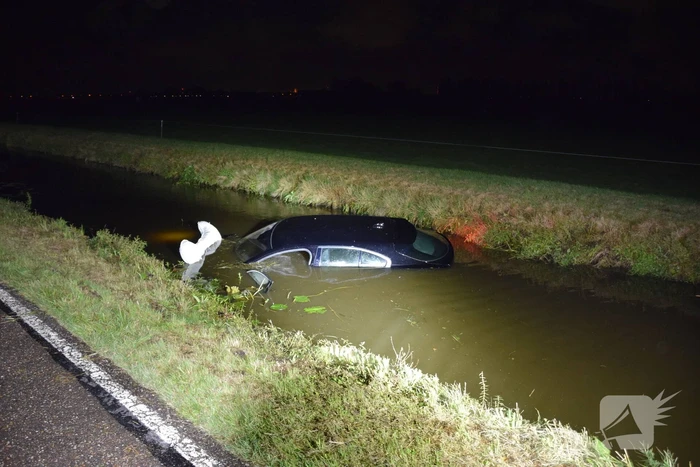 Voertuig raakt van weg en belandt in water