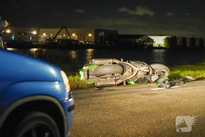 Motorrijder gaat onderuit en raakt gewond