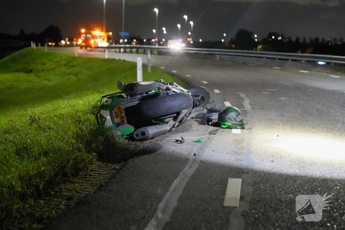 Motorrijder gaat onderuit en raakt gewond