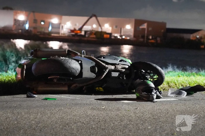 Motorrijder gaat onderuit en raakt gewond