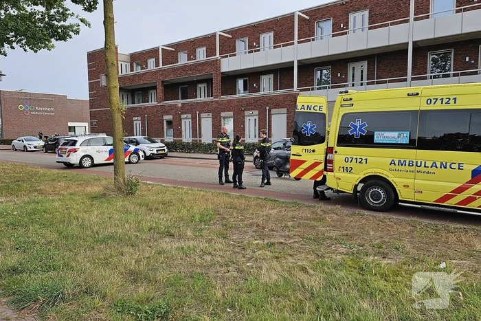 Scooterrijder botst achterop stilstaande auto