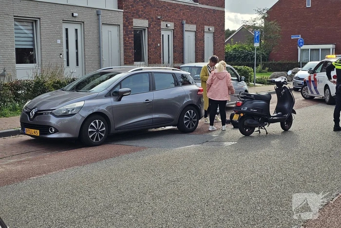 Scooterrijder botst achterop stilstaande auto