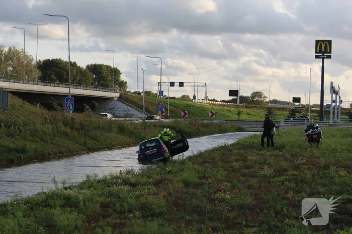 Auto rijdt vanaf afrit de sloot in