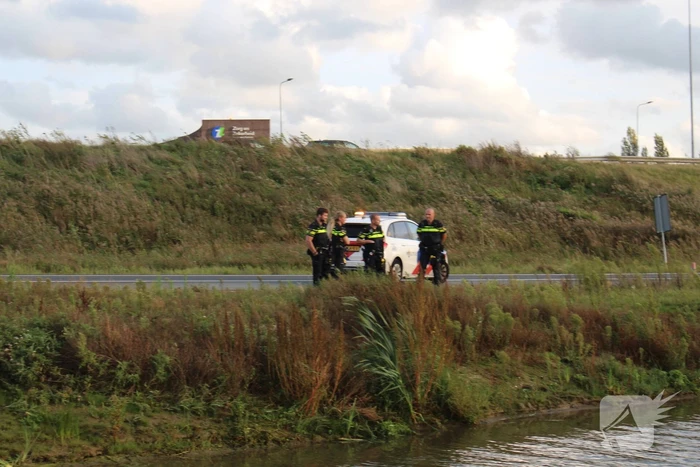 Auto rijdt vanaf afrit de sloot in