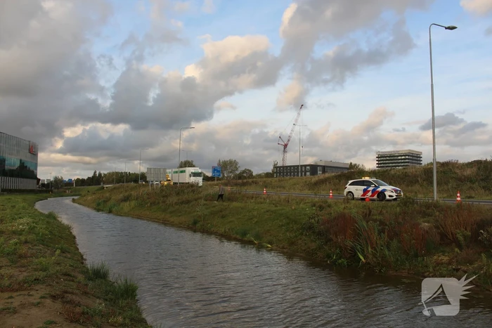 Auto rijdt vanaf afrit de sloot in