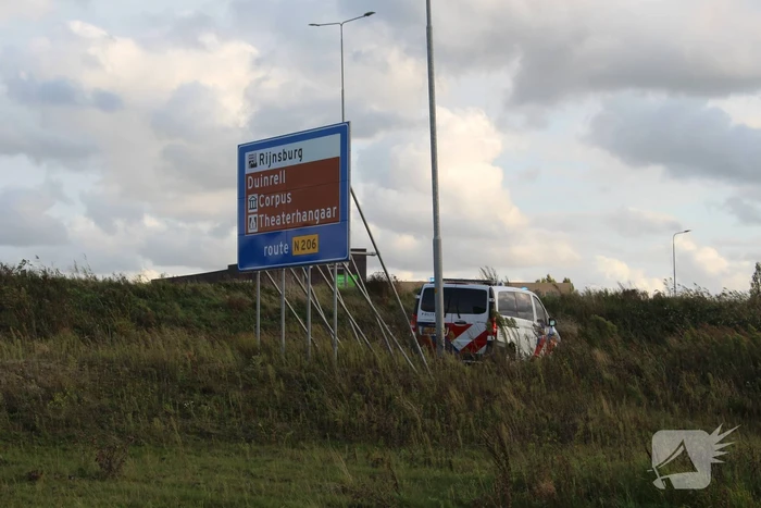Auto rijdt vanaf afrit de sloot in