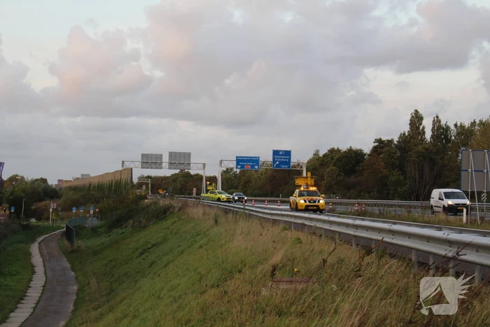 Auto rijdt vanaf afrit de sloot in