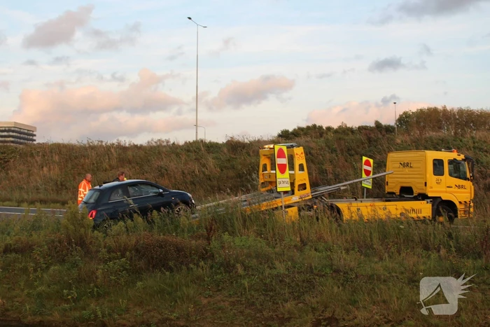 Auto rijdt vanaf afrit de sloot in