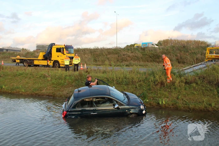 Auto rijdt vanaf afrit de sloot in
