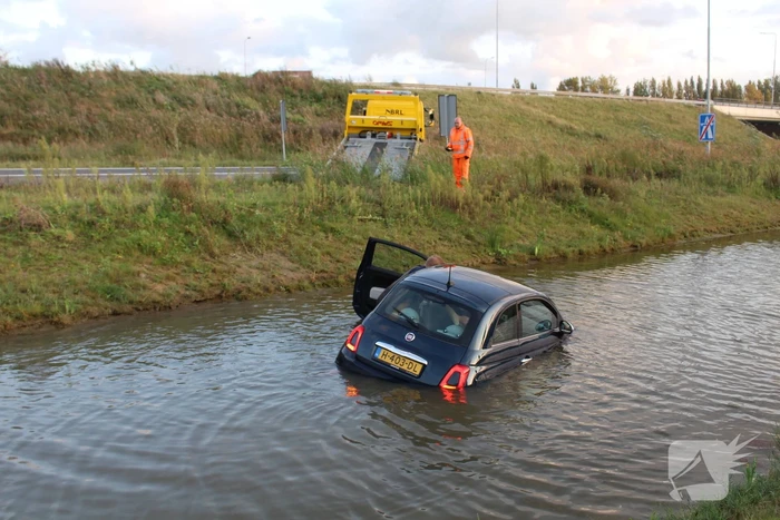 Auto rijdt vanaf afrit de sloot in