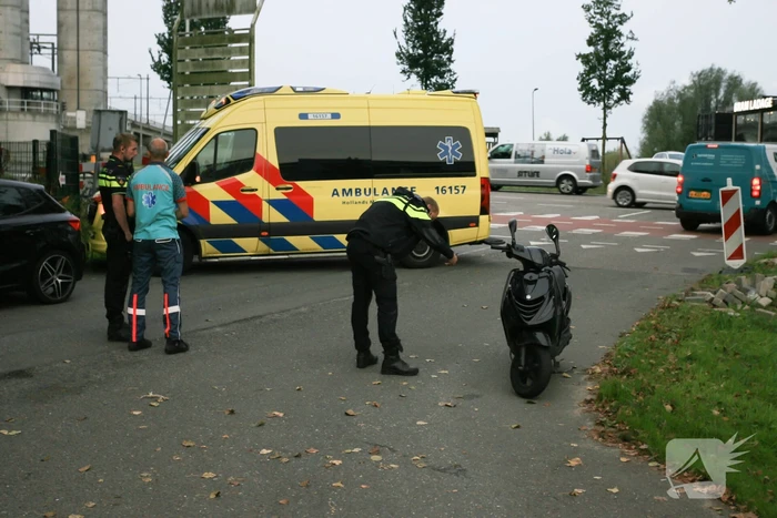 Minderjarige scooterrijder gewond bij aanrijding bij oversteekplaats