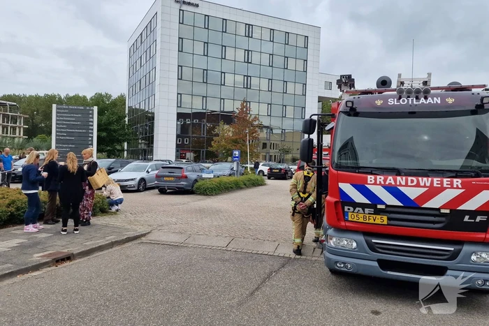 Kantoorgebouw ontruimd wegens brandlucht