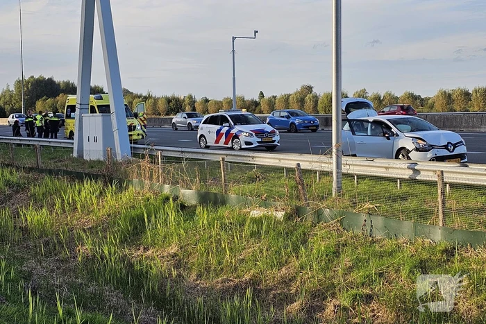 Flinke schade bij botsing tussen auto en bestelbus