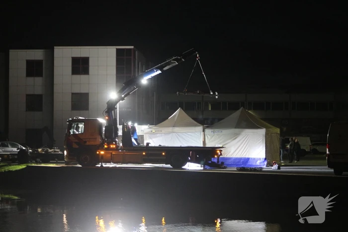 Grootschalig onderzoek naar aantreffen voertuig met stoffelijk overschot in kanaal