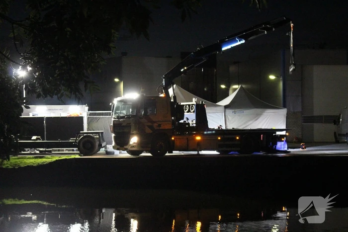 Grootschalig onderzoek naar aantreffen voertuig met stoffelijk overschot in kanaal