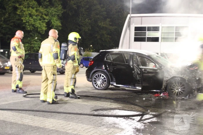 Geparkeerde auto zwaar beschadigd door brand