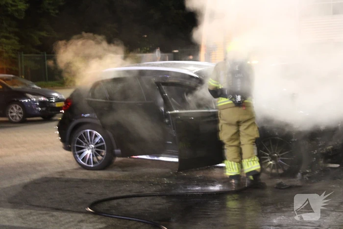 Geparkeerde auto zwaar beschadigd door brand