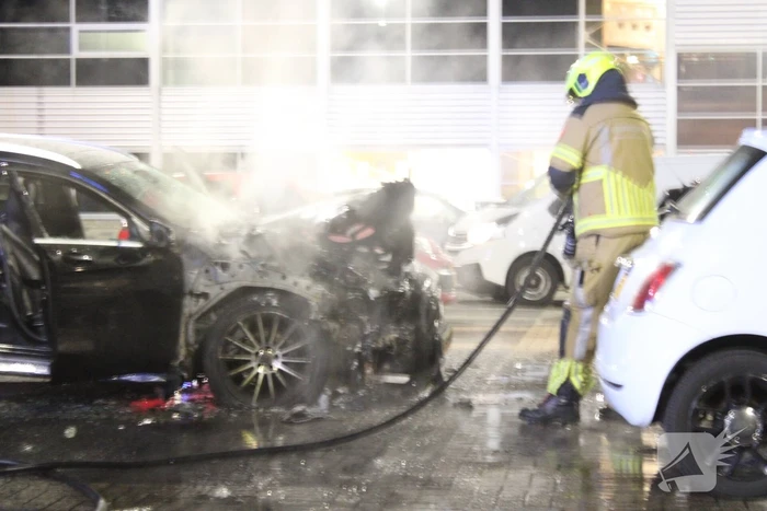 Geparkeerde auto zwaar beschadigd door brand