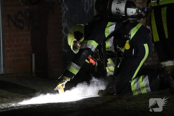 Brandweer verricht metingen bij rokende substantie op straat