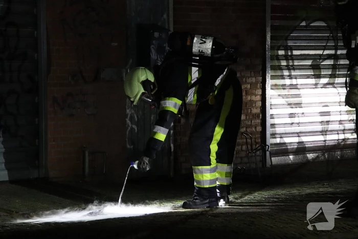 Brandweer verricht metingen bij rokende substantie op straat