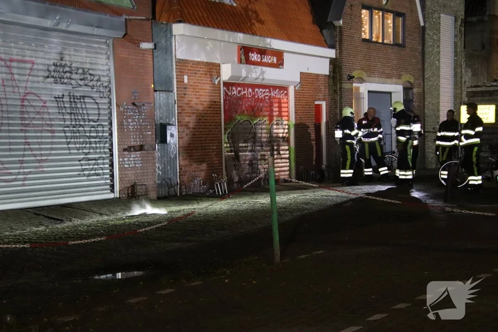 Brandweer verricht metingen bij rokende substantie op straat