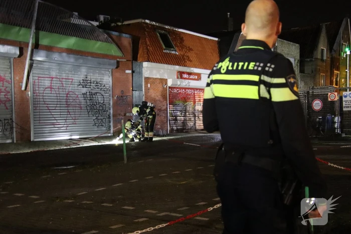 Brandweer verricht metingen bij rokende substantie op straat