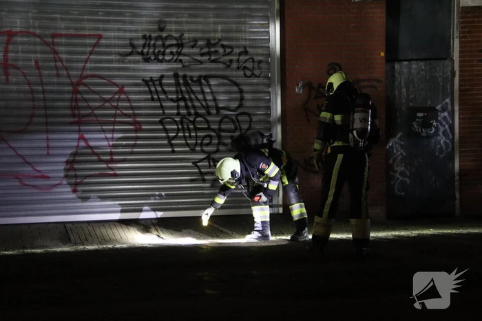 Brandweer verricht metingen bij rokende substantie op straat