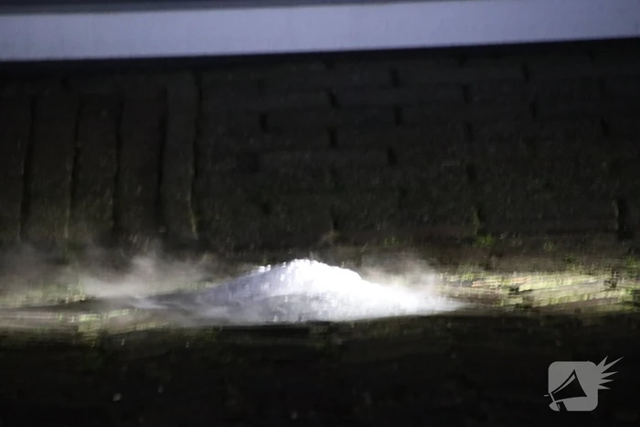 Brandweer verricht metingen bij rokende substantie op straat