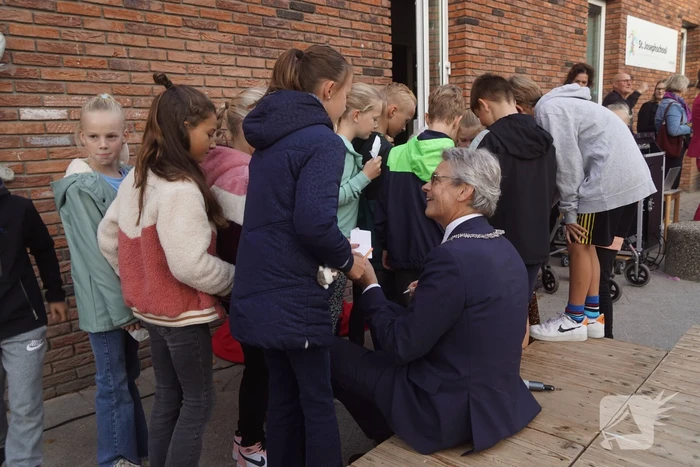 Lucas Bolsius opent feestweek vanwege 100-jarig bestaan Sint Josephschool