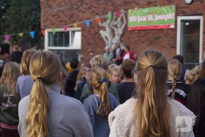 Lucas Bolsius opent feestweek vanwege 100-jarig bestaan Sint Josephschool
