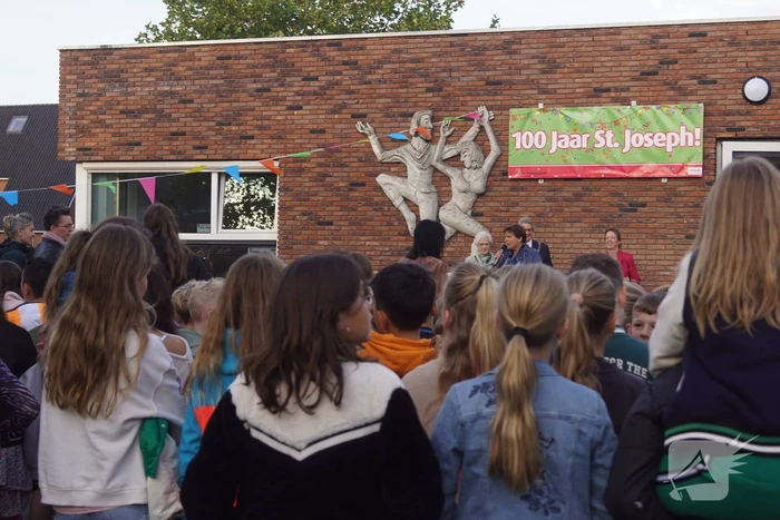 Lucas Bolsius opent feestweek vanwege 100-jarig bestaan Sint Josephschool