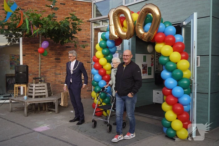 Lucas Bolsius opent feestweek vanwege 100-jarig bestaan Sint Josephschool