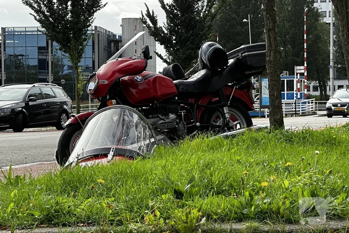 Zijspan in botsing met automobilist