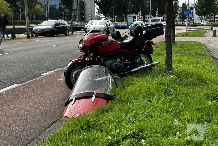 Zijspan in botsing met automobilist