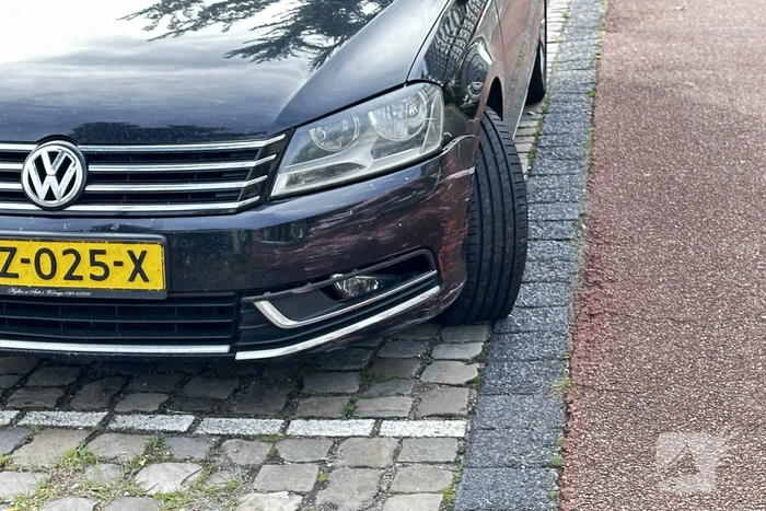Zijspan in botsing met automobilist