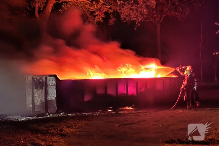 Grote bouwcontainer in brand
