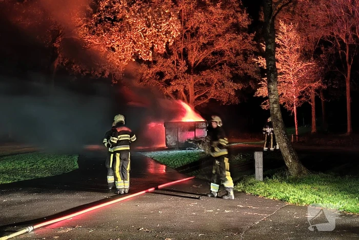 Grote bouwcontainer in brand