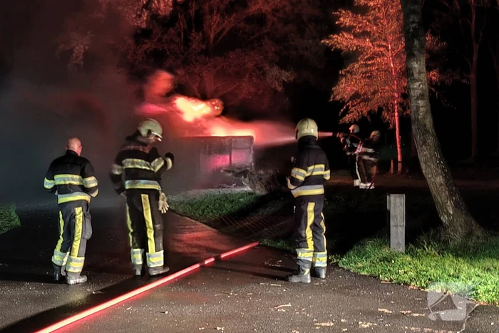 Grote bouwcontainer in brand