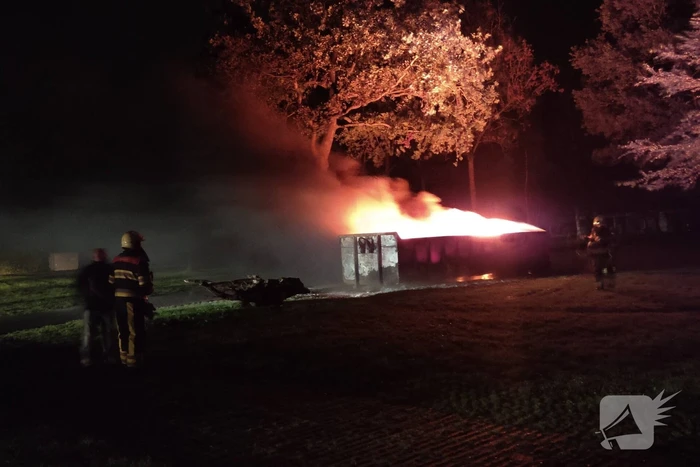 Grote bouwcontainer in brand