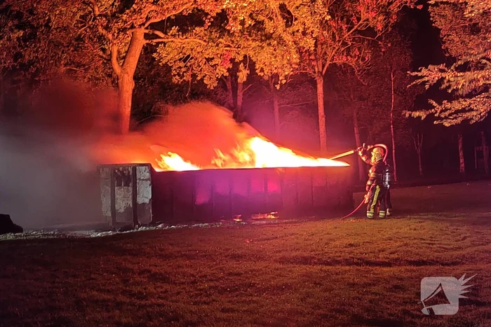 Grote bouwcontainer in brand