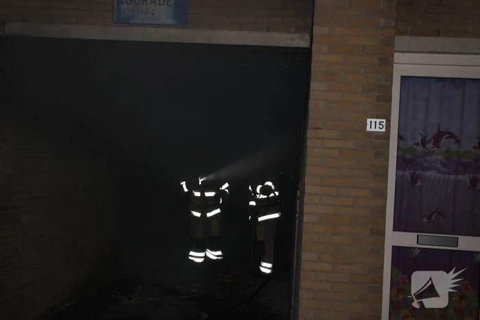 Houten bank vliegt in brand